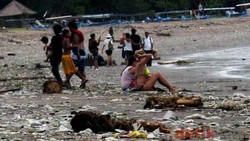 Sampah di Pantai Kuta Semakin Menggunung