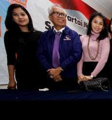 Gabung ke Partai NasDem, OC Kaligis Ditemani Dayang-dayang Cantik