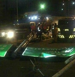 Honda CRV Tabrak Rambu Exit Tol di MT Haryono Hingga Ambruk 