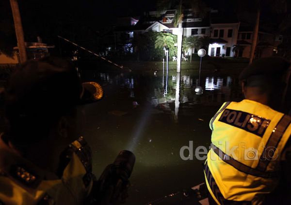 Pluit Masih Terendam, Polisi Gelar Patroli Malam