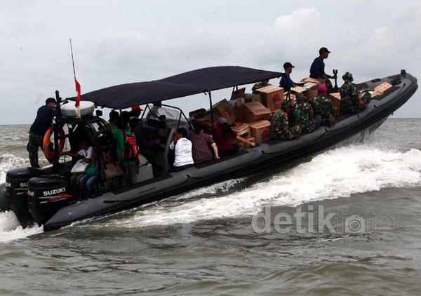 Terjang Ombak, Marinir Kirim Bantuan ke Muara Baru