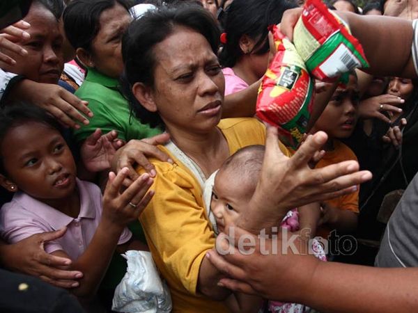 Korban Banjir Pluit Berebut Snack