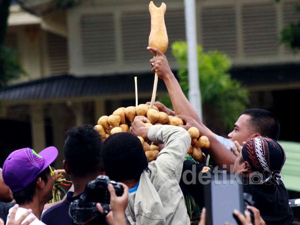 Rayahan Gunungan Grebeg Maulud Kraton Yogya
