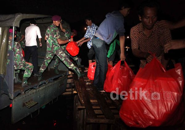 Marinir Distribusikan Bantuan untuk Korban Banjir