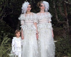 Karl Lagerfeld Rilis Gaun Pengantin untuk Dukung Pernikahan Sesama Jenis