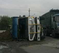 Dump Truk Terguling di Arteri Porong Bikin Macet Hingga Apollo