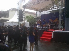 Goyang! Garda NasDem Malah Dangdutan Hadapi 800-an Kader yang Mundur