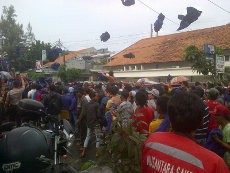 800-an Kader NasDem Mundur dengan Lempar Kaos & Sobek KTA di Kantor DPP