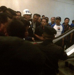 Brukk!! Belasan Kader NasDem Terjerembab di Eskalator, Surya Paloh Nyaris Jatuh