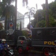 7 Truk Polisi Jaga Kantor NasDem di Gondangdia