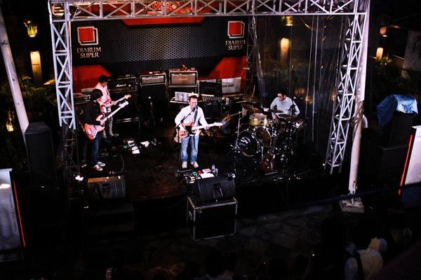 Konser Efek Rumah Kaca di Rolling Stone Cafe