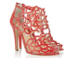 Percantik Penampilan dengan High Heels Berpalet Merah