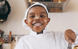 Yuk, Ajarkan Anak Memasak Sesuai Usianya!