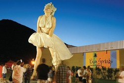 Ups! Turis Rebutan Foto di Bawah Rok Patung Marilyn Monroe