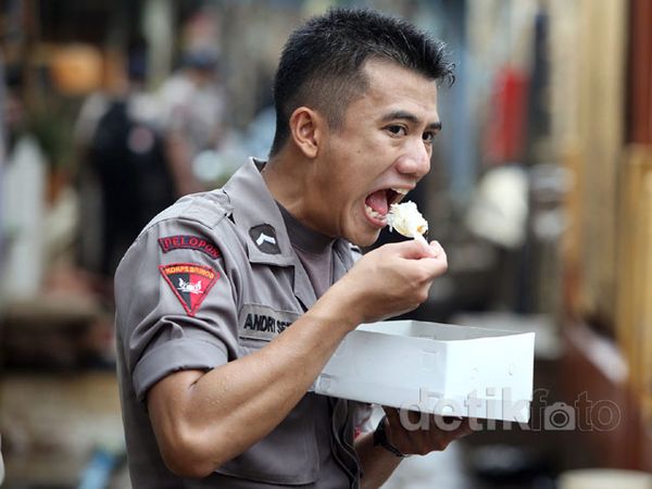 Seusai Membersihkan Lumpur Banjir