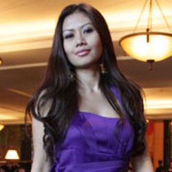 Any Kusuma Dewi Bantu Korban Banjir Banten