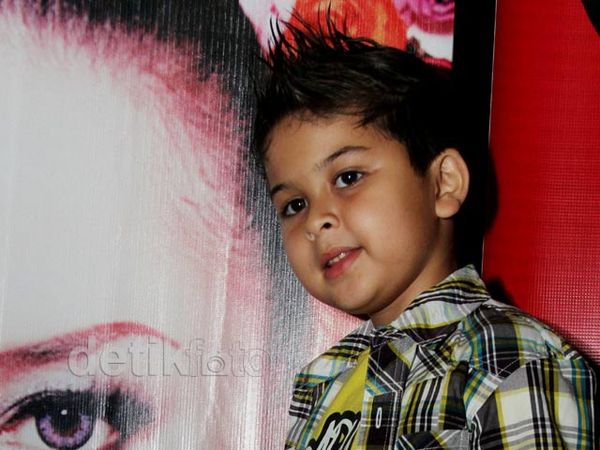 Lucunya Baim Cilik Berkemeja Kotak-kotak