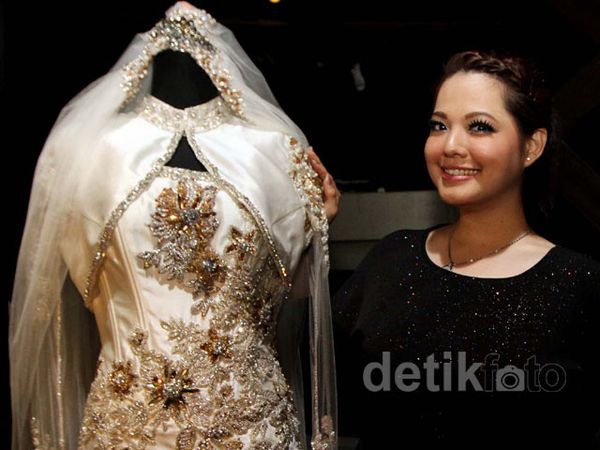 Magdalena Pamer Gaun Pengantin