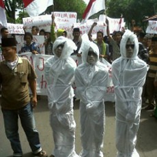3 Pocong Demo Calon Wakil Bupati Pamekasan di Polda Jatim