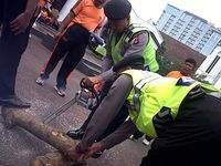 Polisi Lomba Potong Kayu
