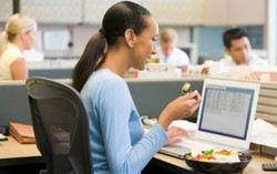 Makan Siang di Meja Kantor? Pakailah Sendok Kecil!