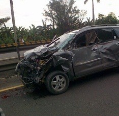 Tabrakan dengan Truk, Inova Ringsek dengan Ceceran Darah di Tol Pd Gede