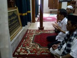  Jokowi Berdoa di Makam Keramat di Penjaringan