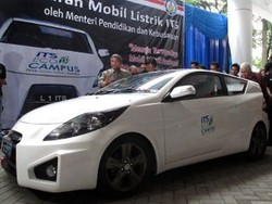 M Nuh Puji Mobil Listrik ITS