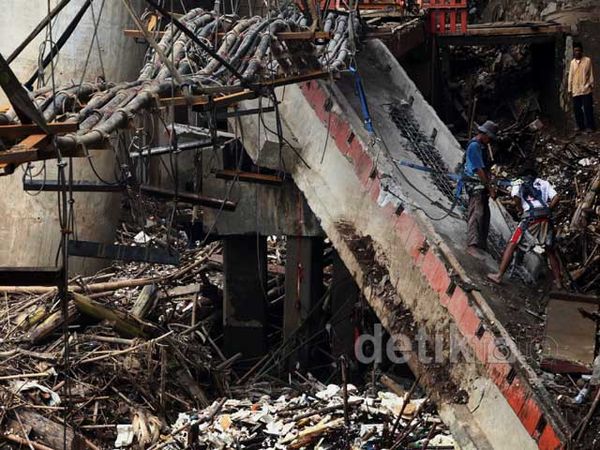 Sampah Sisa Banjir Masih Menumpuk di Kalibata
