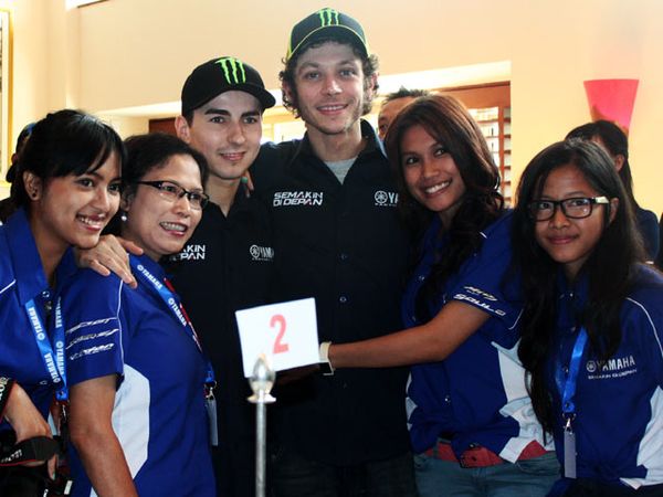 Rossi & Lorenzo Sapa Penggemarnya di Jakarta Rossi & Lorenzo Sapa Penggemarnya di Jakarta