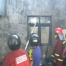 Api Lilin Ludeskan Kantor Jasa Penukaran Uang