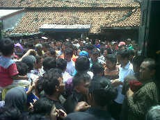 Ada Ibu Pingsan Saat Pembagian Seragam, Jokowi Sempat Menenangkan 