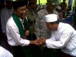 Dahlan Iskan Dihadiahi Keris Pusaka dan Didorong Maju dalam Pilpres 2014