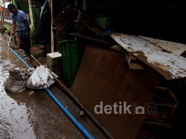 Akibat Banjir Puluhan Rumah Rusak