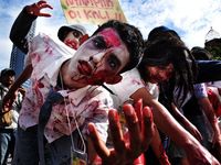Ratusan Zombie Serbu Jalan Sudirman