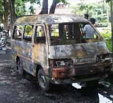 Angkot Jurusan Porong-Surabaya Ludes Dilalap Api, Lalin A Yani Padat