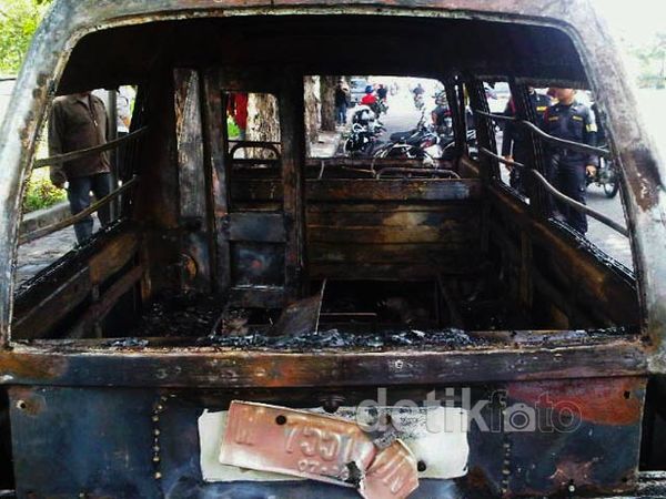 Angkot Naas Terbakar