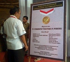 Wow! 7 Pelukis Medan Buat Rekor Lukisan Bubuk Teh Terbesar di Indonesia