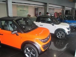 Mobil Listrik Mungil dari Italia Nongkrong di Radio Dalam