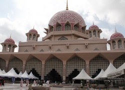 Cantiknya Masjid Pink Milik Putrajaya
