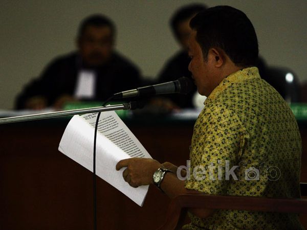 Amran Minta Dihukum Ringan