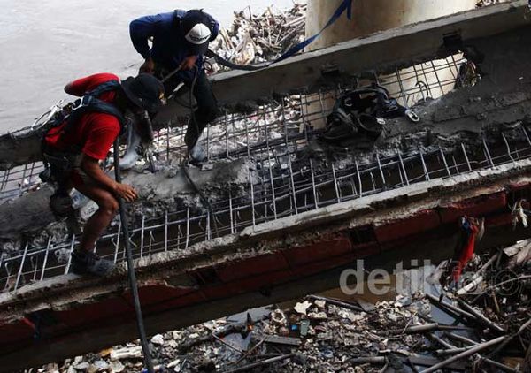 Pondasi Kabel PLN di Jembatan Kalibata Dibongkar