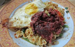 Huahh..huahhh! Kesetrum Mie Instan yang Super Dahsyat Pedasnya!