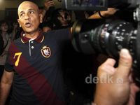 Cling! Mark Sungkar Berkepala Plontos