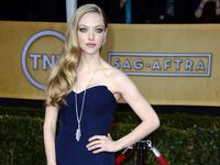 Parade Gaun Biru di Red Carpet SAG Awards