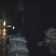 Truk Terguling, Warga Jarah Muatan Pupuk Urea