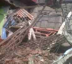 Truk Gandeng Tabrak Showroom dan Warung Bakso, Sopir Tewas