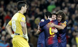 Lionel Messi merayakan gol-golnya bersama Xavi Hernandez dan Carles Puyol. REUTERS/Albert Gea.