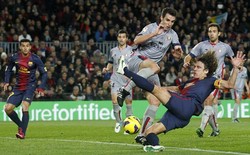 Carles Puyol menghentikan pergerakan Marc Bertran. REUTERS/Albert Gea.