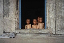 Ya Ampun, Ayah Memakan 2 Anaknya karena Lapar